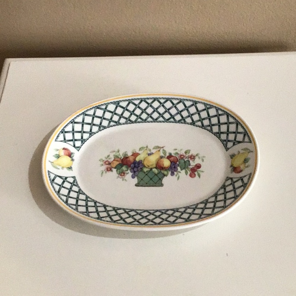 Relish/gravy under plates Villeroy and Boch